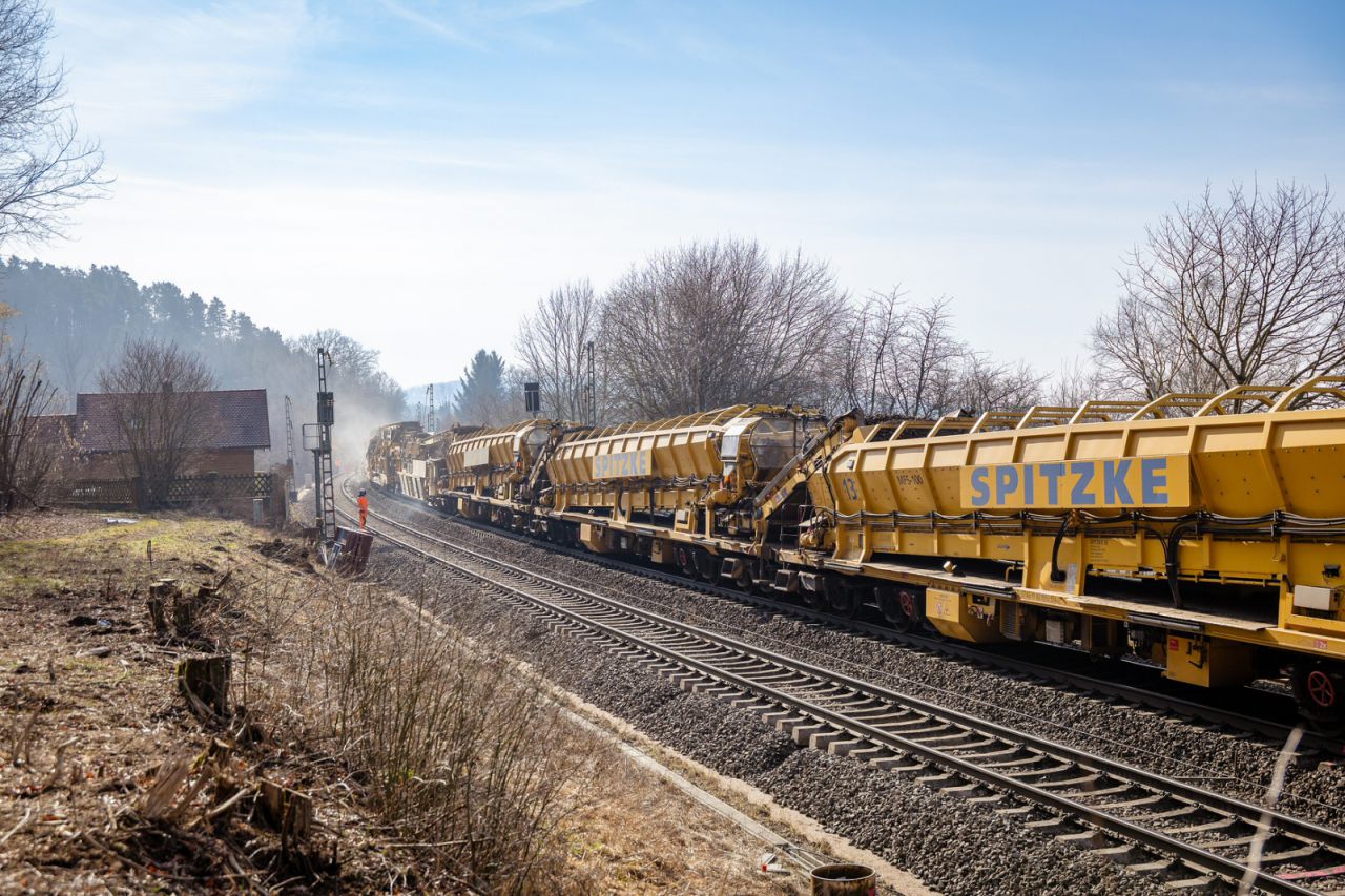 Die Gleisbaumaschine Katharina die Große des Unternehmens Spitzke im Einsatz bei der Korridorsanierung Nürnberg - Regensburg