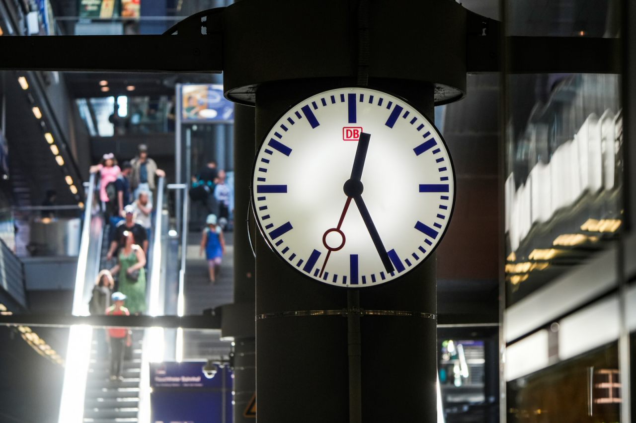 Uhr im Berliner Hauptbahnhof