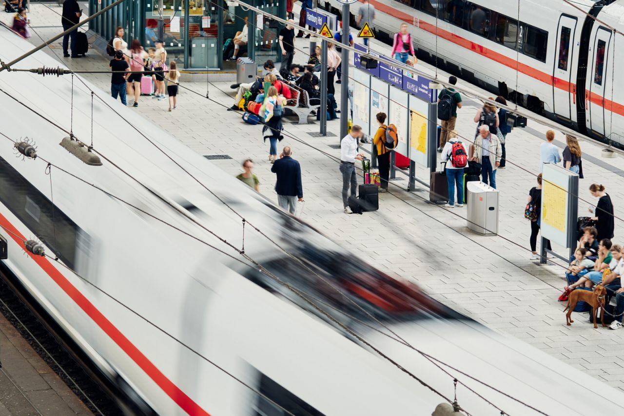 Reisende im Hauptbahnhof Hamburg