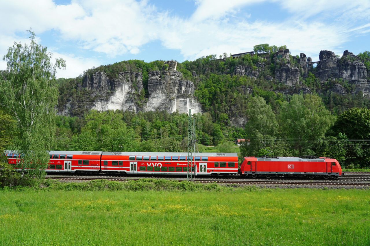 Mit der S-Bahn Dresden in die Sächsische Schweiz - vor der Kulisse der Bastei