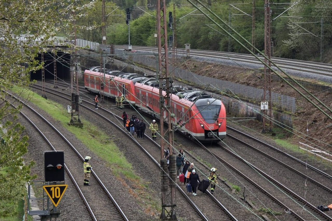 Die Fahrgäste wurden nahe dem Bahnhof Gruiten aus dem Fahrzeug zur Ostspange begleitet