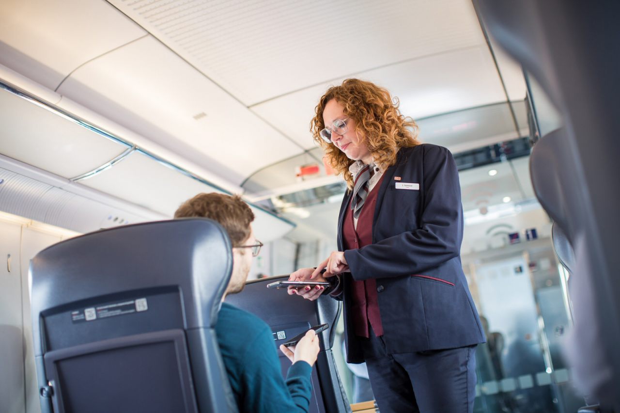 Zugchefin bei der Ticketkontrolle