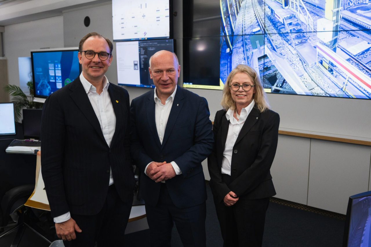 Henrik Falk (l.), Kai Wegner und Ute Bonde in der Leitstelle