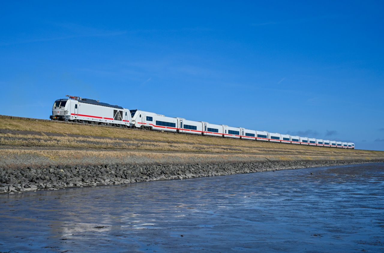 DB Fernverkehr mit einem ICE L und der Baureihe 248.5 überquert den Hindenburgdamm auf dem Weg nach Sylt