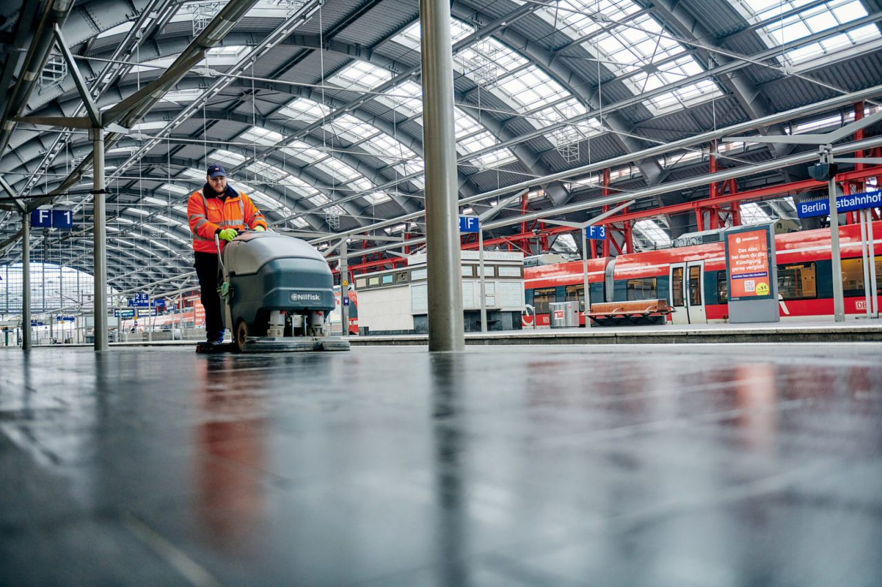 Mitarbeiter von DB Services bei der Reinigung im Bahnhof