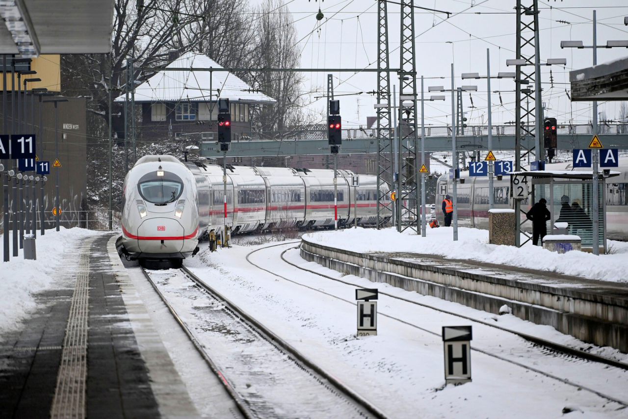 DB Fernverkehr mit ICE 3neo Baureihe 408 bei der Einfahrt in Minden
