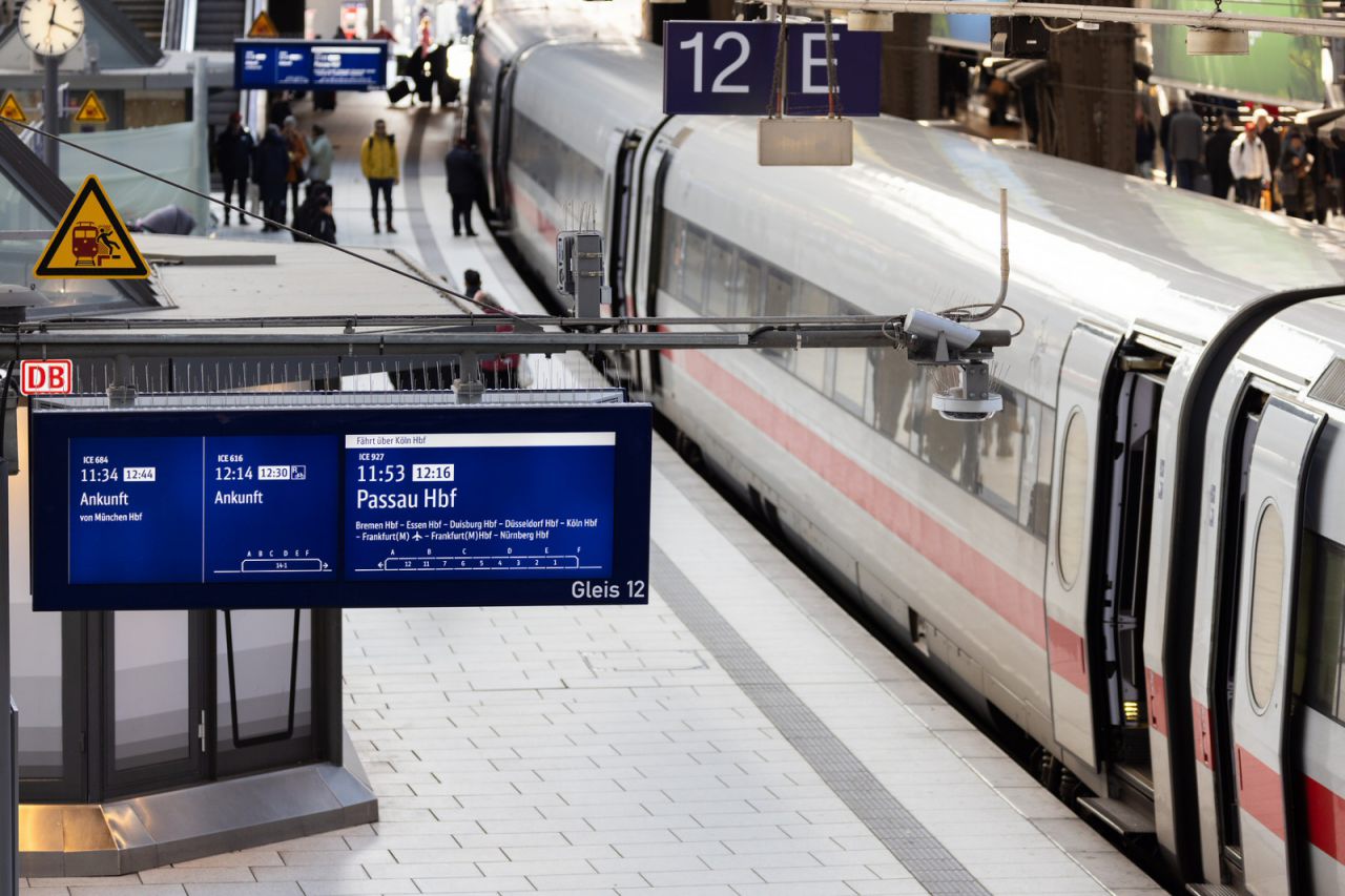 Hamburg Hauptbahnhof - Bahnsteig mit neuem Zuginfomonitor (ZIM)