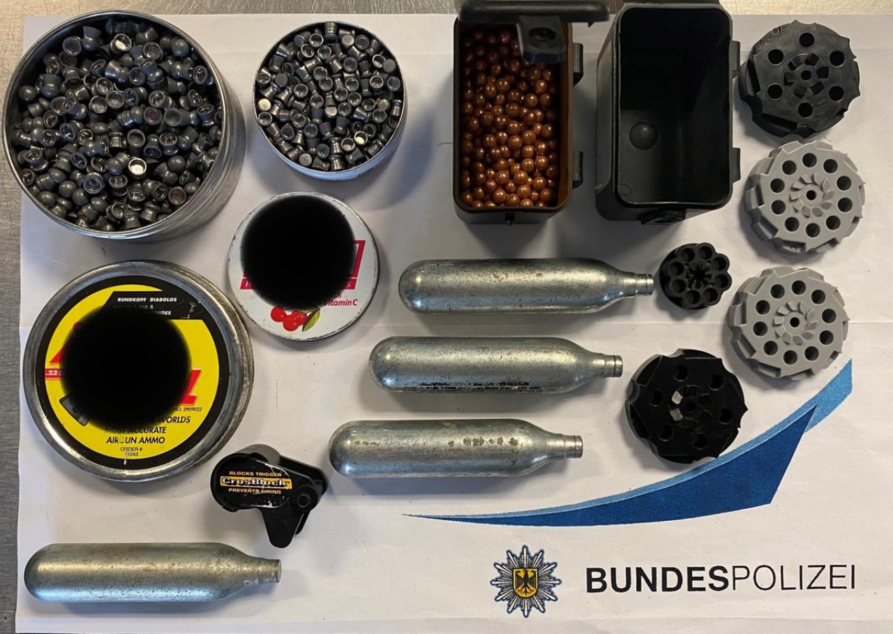 Sicherstellung durch Bundespolizei - Munition und Gaskartuschen