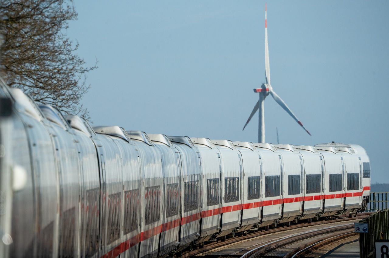 DB Fernverkehr mit einem ICE L unterwegs auf der Hochbrücke Hochdonn