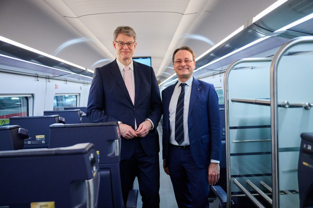 Patrick Schnieder, Bundesminister für Verkehr und Michael Peterson, DB-Vorstand Personenfernverkehr