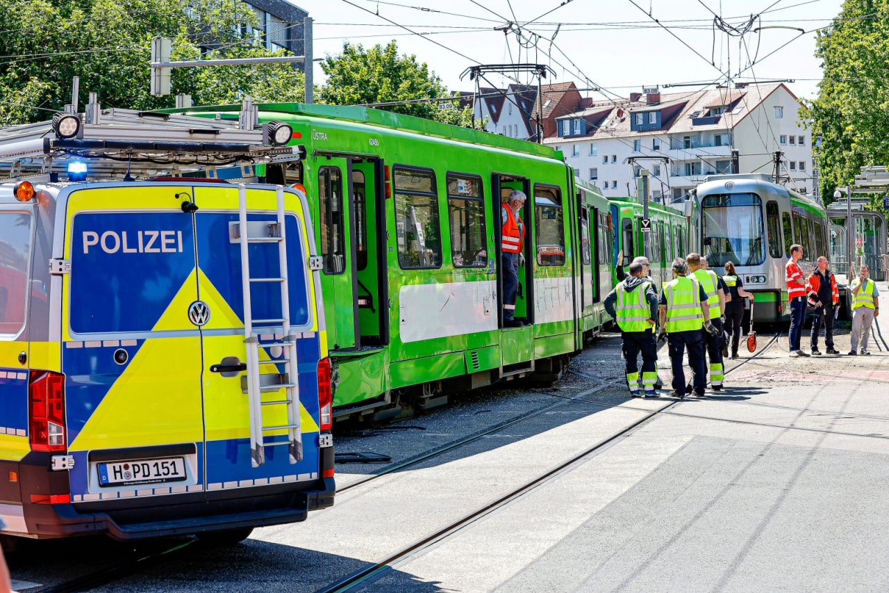 Zwei Stadtbahnen kollidieren in Hannover seitlich
