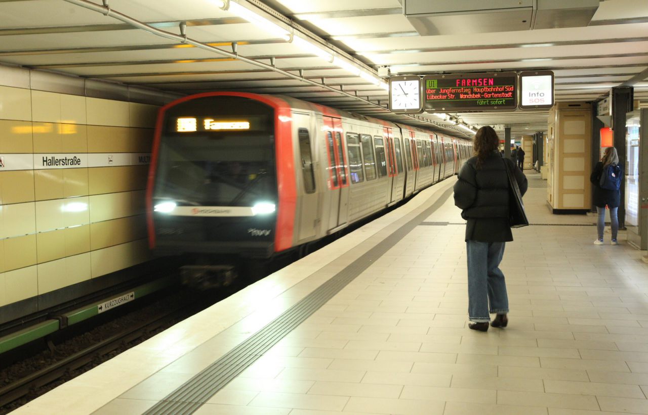 Eine U-Bahn der Linie U1 in Richtung Farmsen fährt in den Bahnhof Hallerstraße hinein