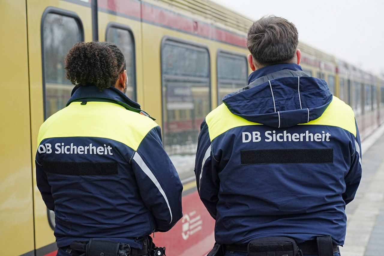 Eine Streife der DB Sicherheit auf einem Bahnsteig der S-Bahn in Berlin