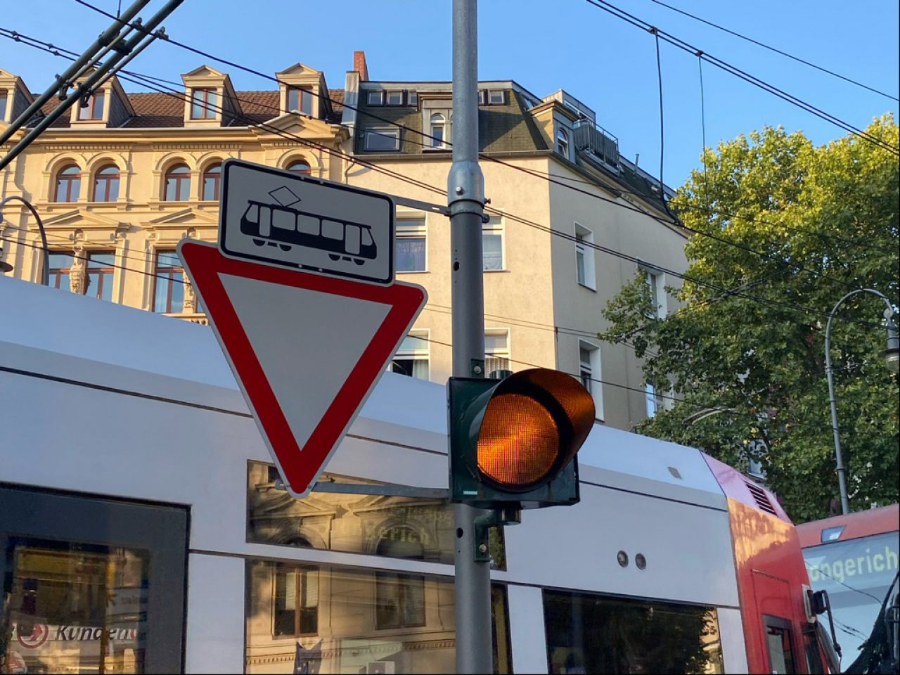 Blinkendes Warnsignal im Straßenraum