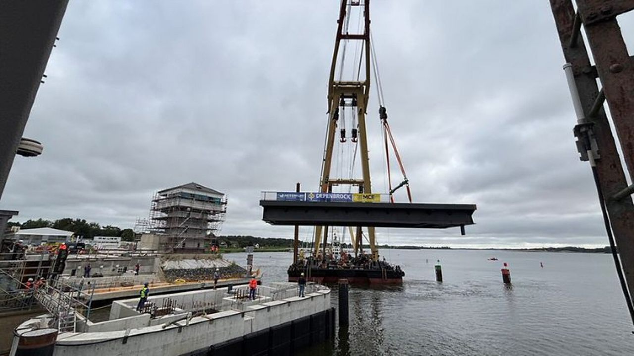 Erstes Brückenteil für Schleibrücke Lindaunis montiert