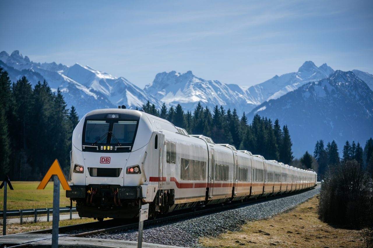 ICE L mit Baureihe 248.5 im Allgäu