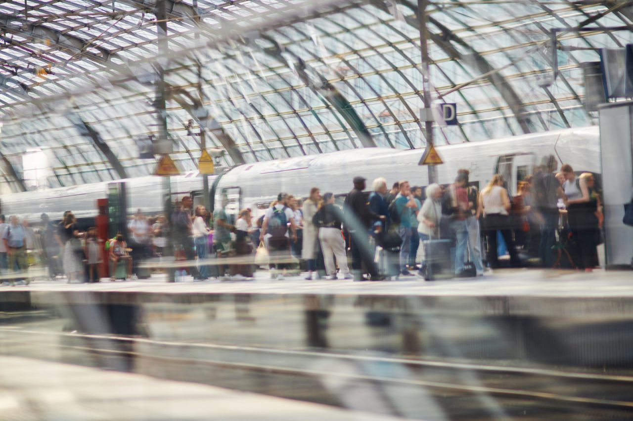 Voller Bahnsteig im Berlin Hauptbahnhof