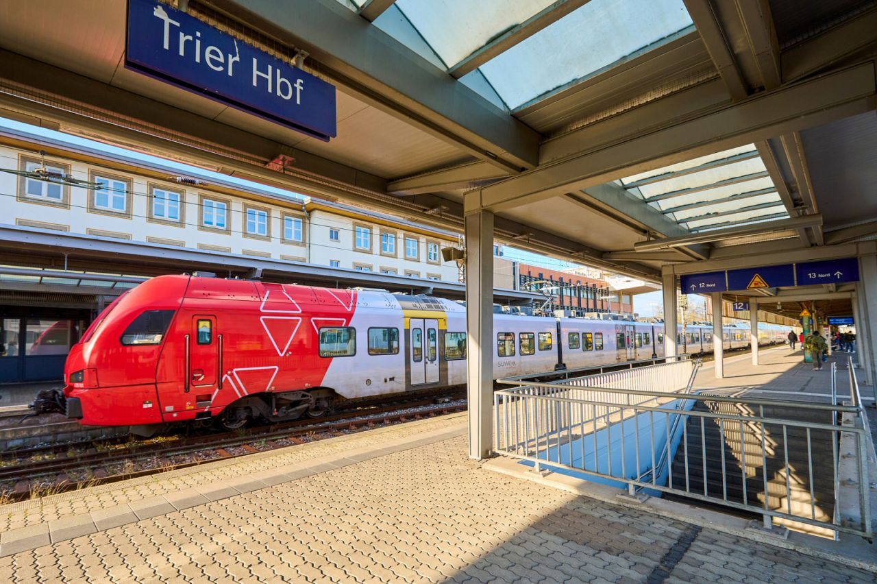 SÜWEX Flirt 3 im Hauptbahnhof Trier