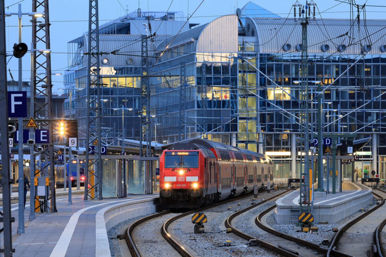 München Hbf, Holzkirchener Flügelbahnhof: Hier steht eine Lok der Baureihe 245 der Südostbayernbahn (SOB) abfahrbereit mit dem RE 27003 nach Mühldorf (Oberbayern)
