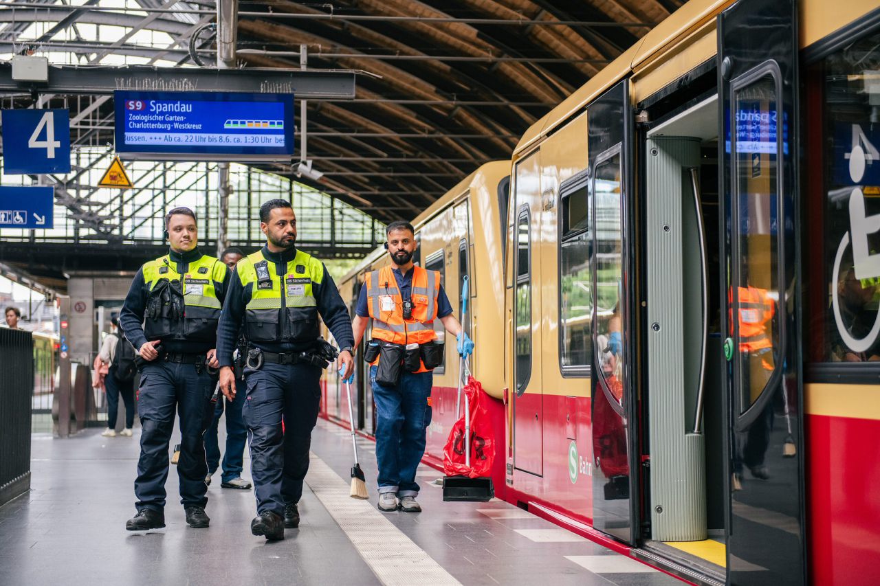 Unterwegsreiniger und DB Sicherheit gemeisam in der Berliner S-Bahn