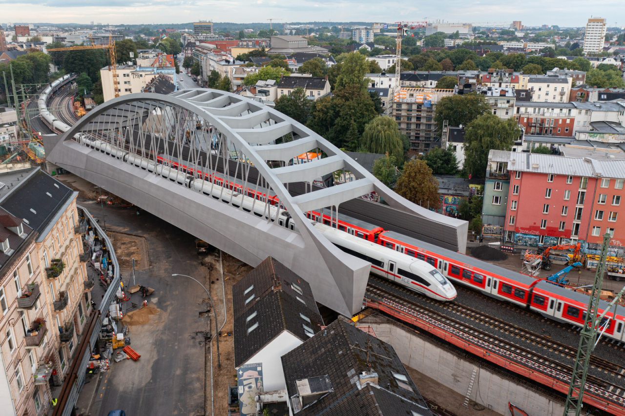 Züge fahren über neue Sternbrücke