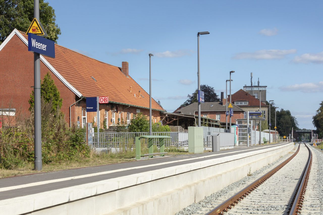 Weener - Sanierter Bahnsteig an der
