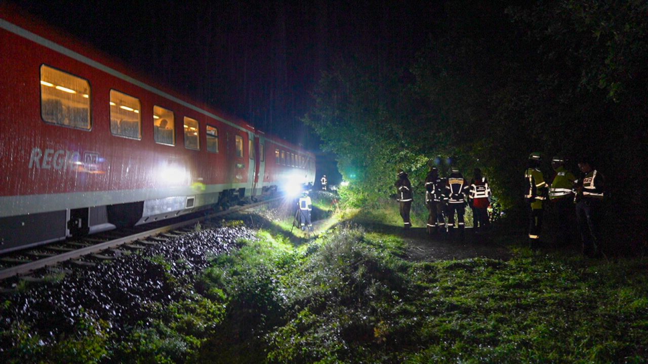 Am Mittwochabend (16.09.2026) ist ein Regionalzug auf der Strecke zwischen Sulzbach-Rosenberg und Amberg mit einem umgestürzten Baum kollidiert