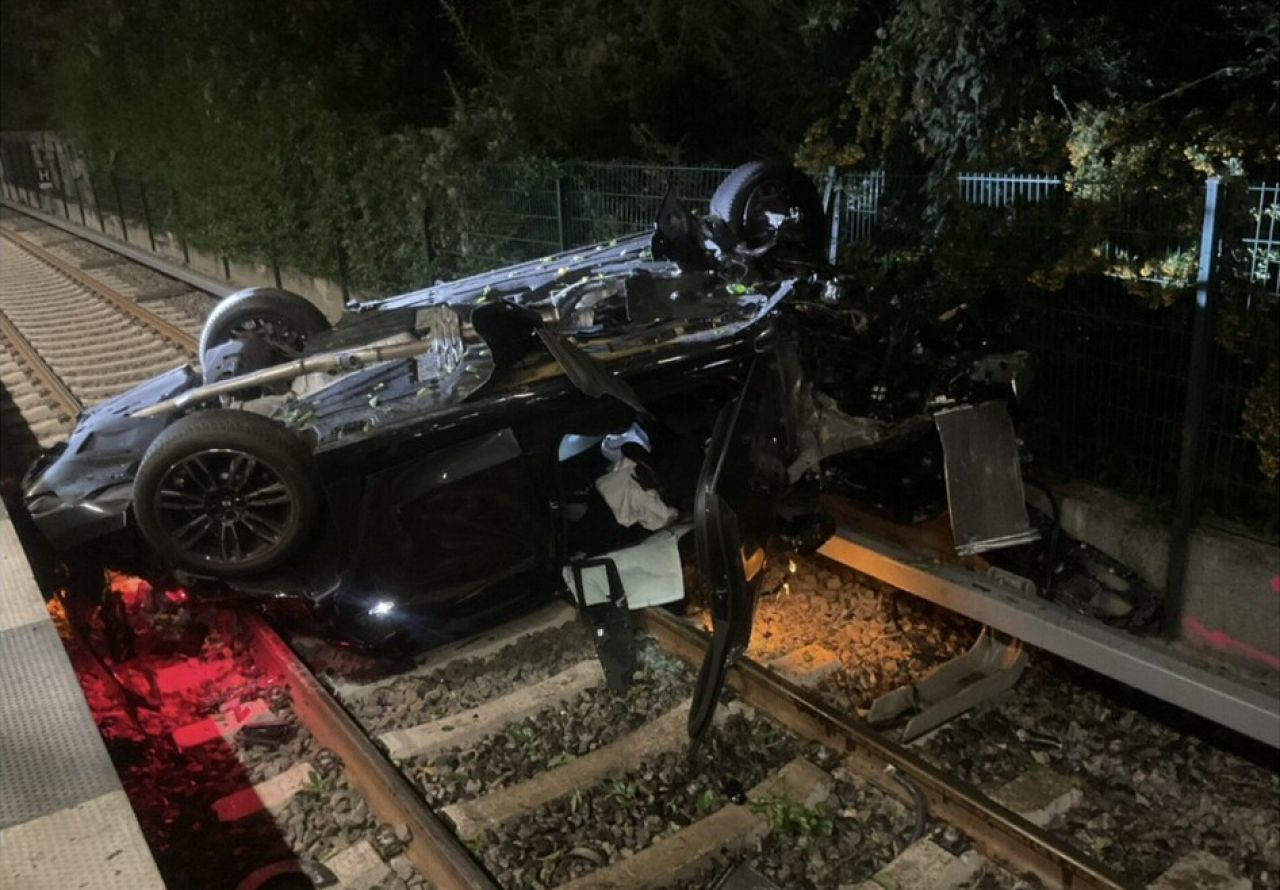 Verunfalltes Auto im Gleisbett