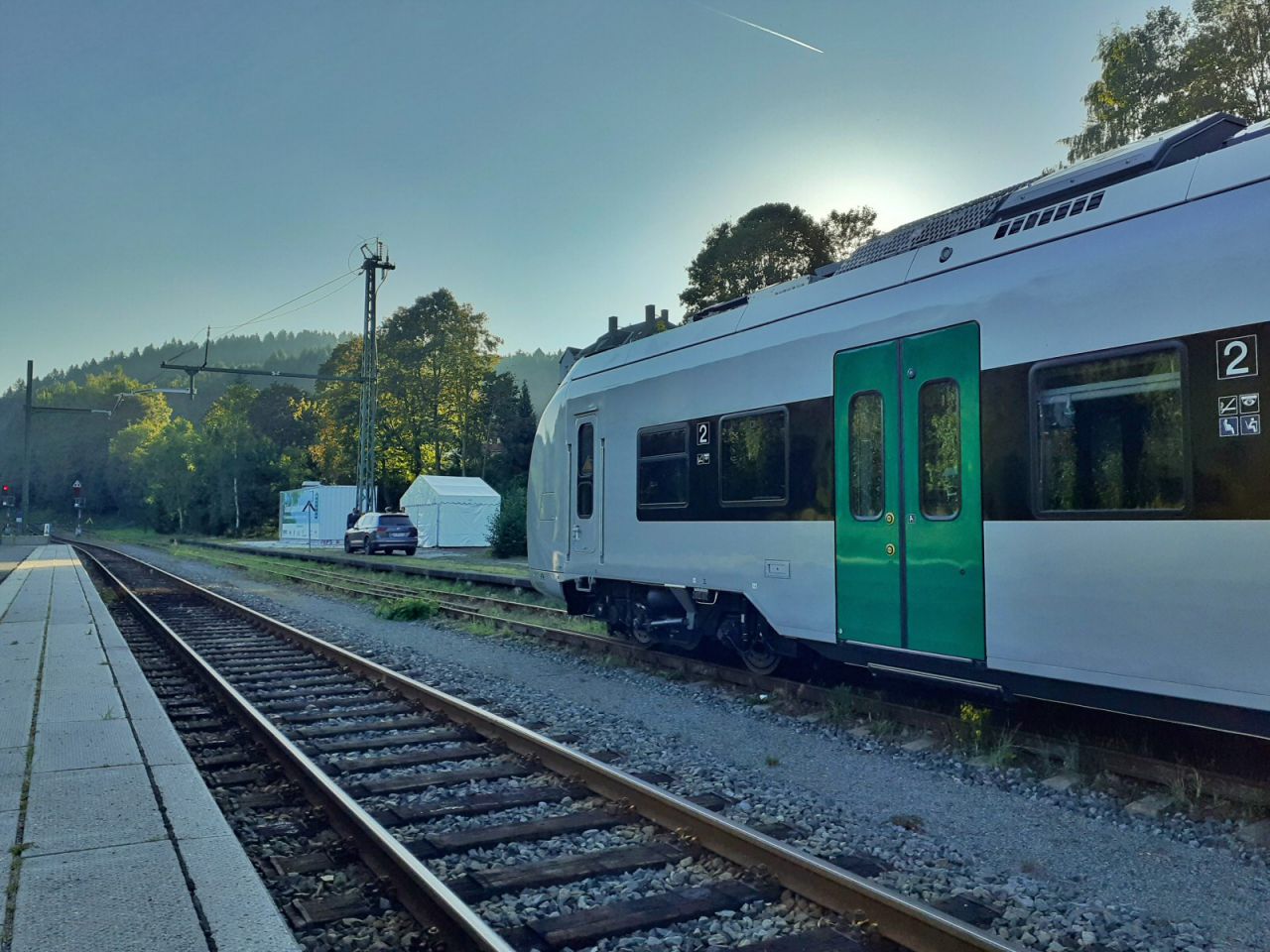 Ein Akkuzug nähert sich der Ladestation in Annaberg-Buchholz Süd