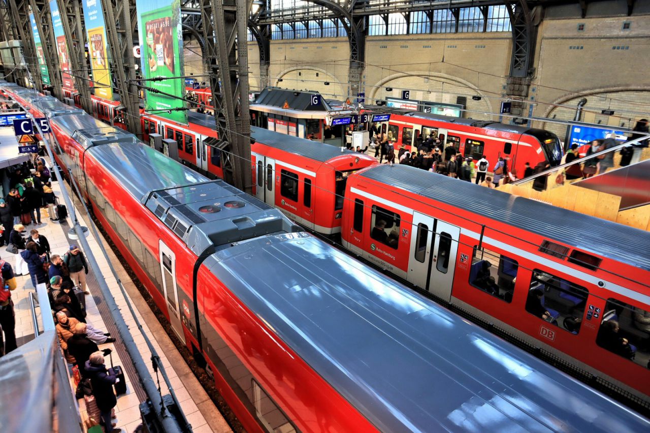 Hamburg Hbf mit Talgo 230 der DSB und S-Bahn Hamburg mit Baureihe ET 474