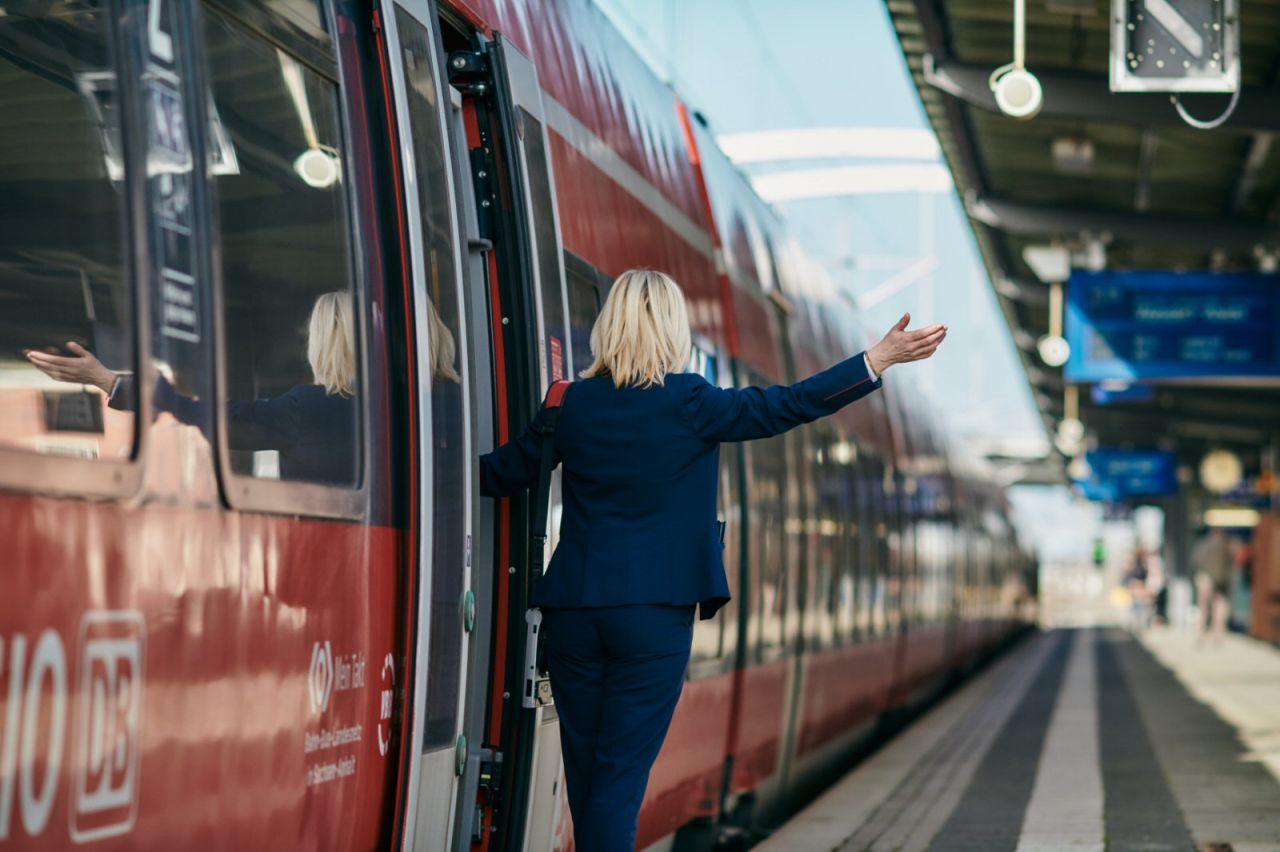 RE bereit zur Abfahrt