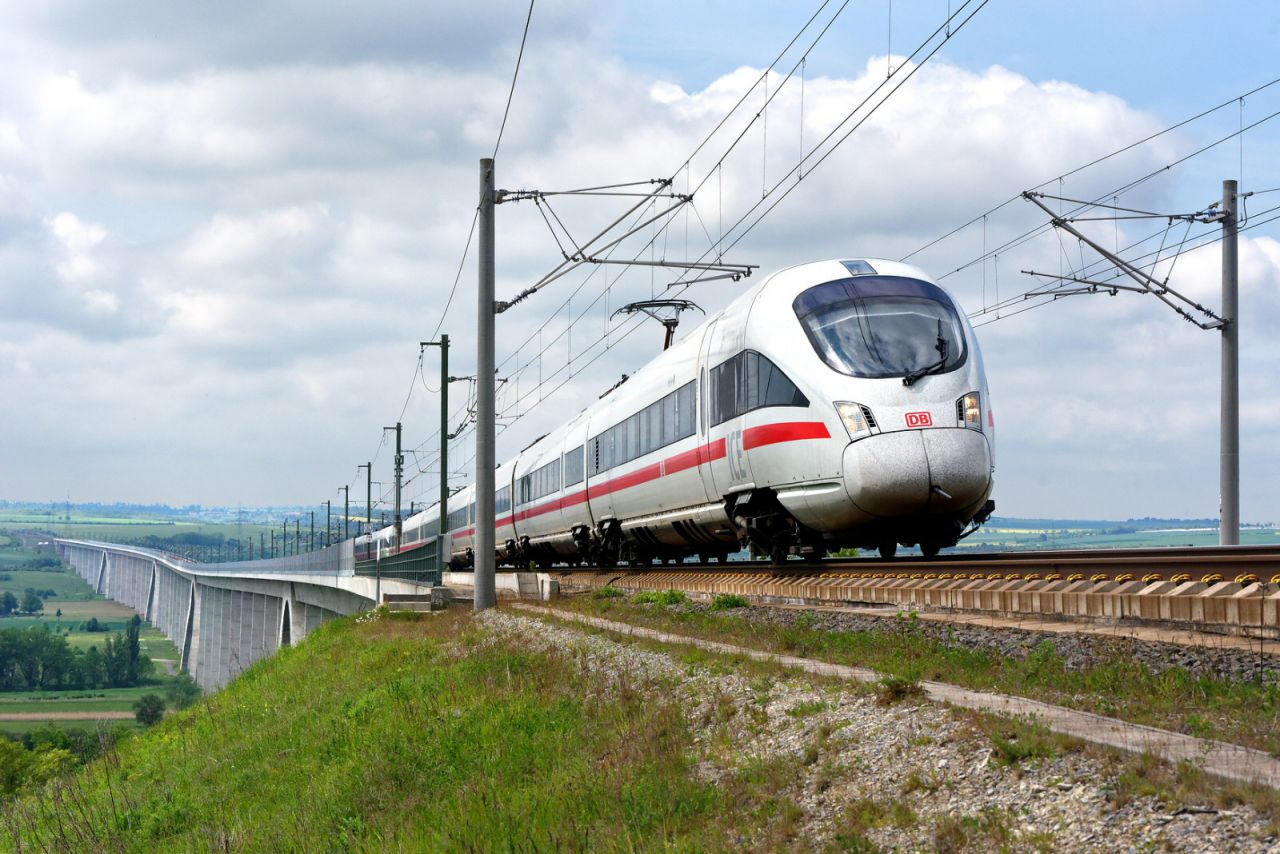ICE-T Baureihe 411 als Doppeltraktion überquert die Unstruttalbrücke bei Karsdorf auf der Schnellfahrstrecke Leipzig/Halle - Erfurt (VDE 8.2)