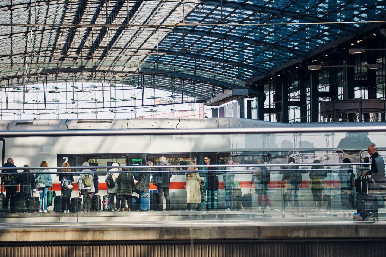 Reisende auf den Bahnsteig im Hauptbahnhof Berlin