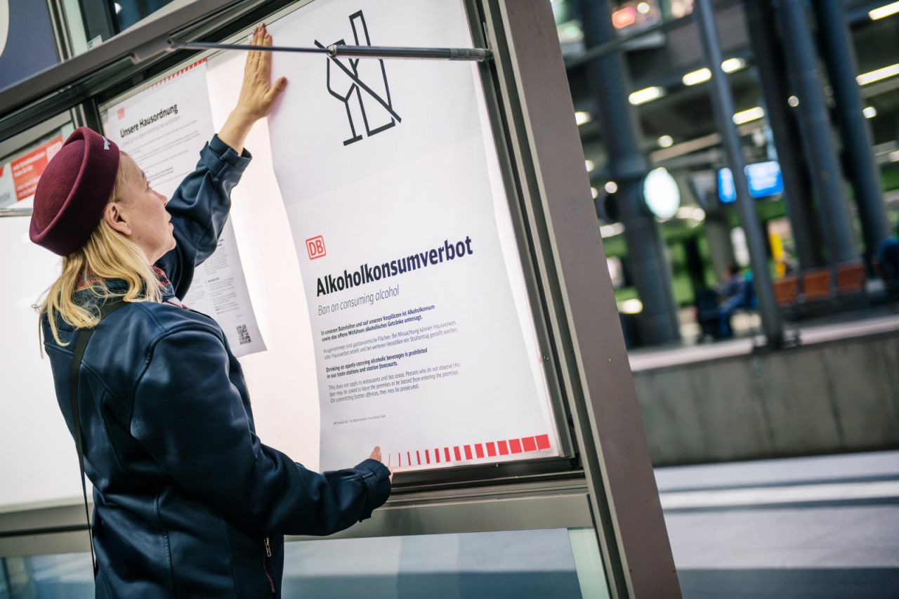Hinweise zum Alkoholkonsumverbot im Berliner Hauptbahnhof