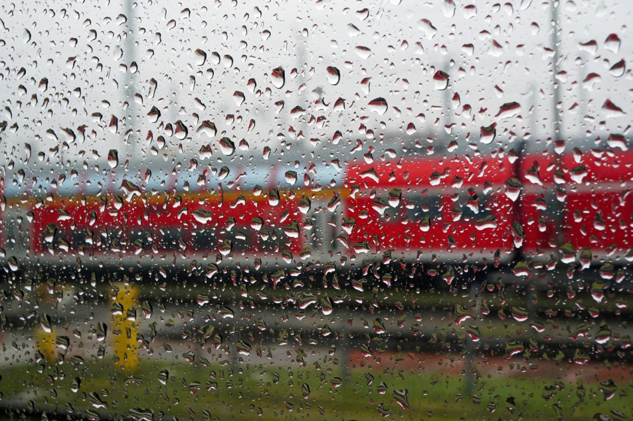 DB Regio im Regen