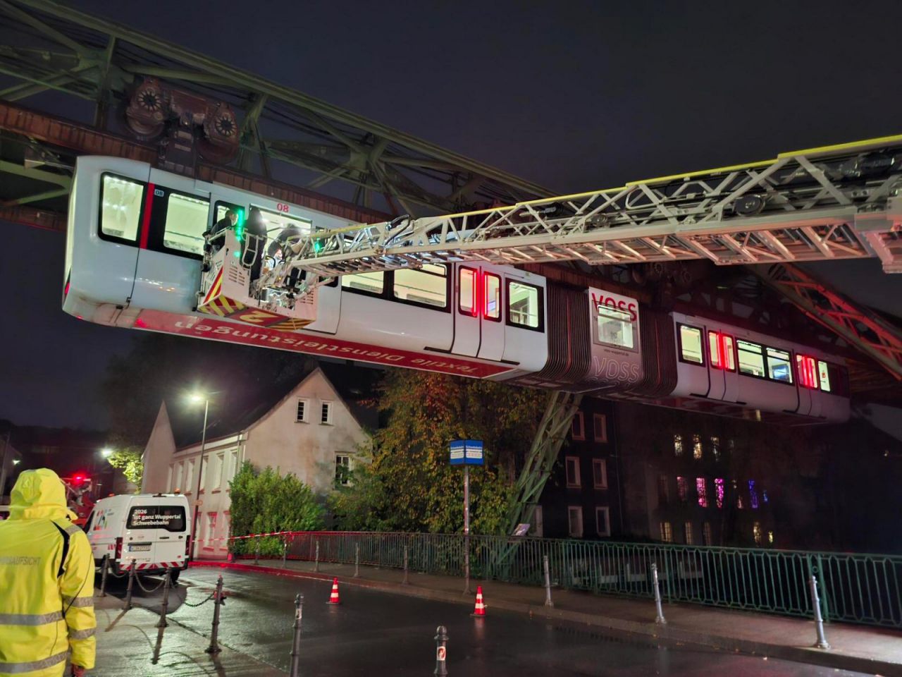 24 Fahrgäste konnten sicher von der Feuerwehr evakuiert werden