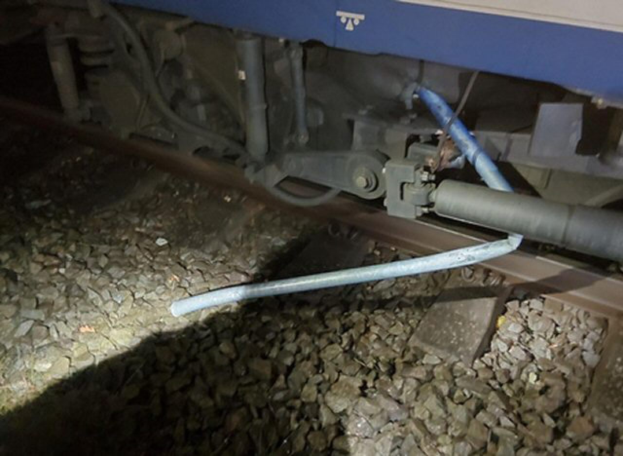 Eisenstange verkeilt sich unter dem Zug