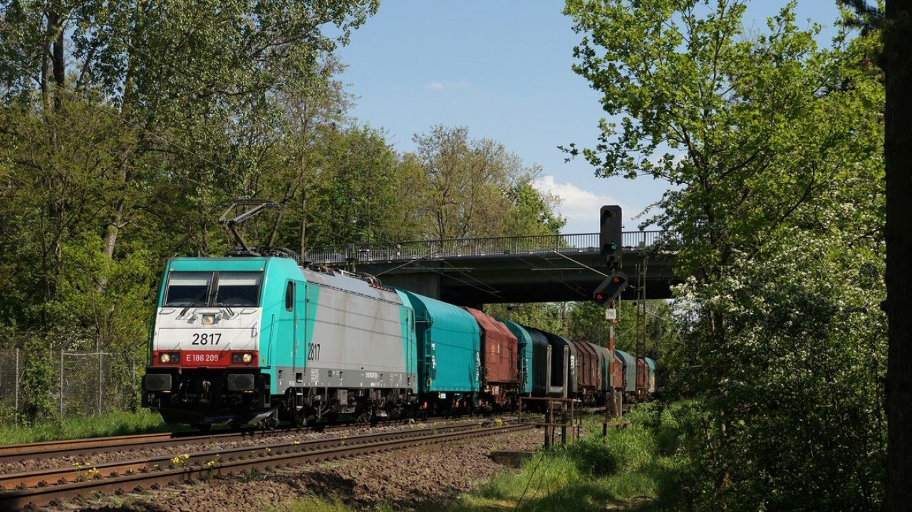 Eine Traxx-Lokomotive von Alpha Trains im Einsatz in Hanau