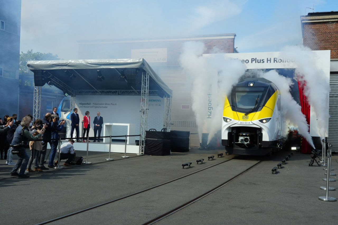 Premiere: Deutsche Bahn und Siemens Mobility präsentieren neuen Wasserstoffzug und Wasserstoff-Speichertrailer