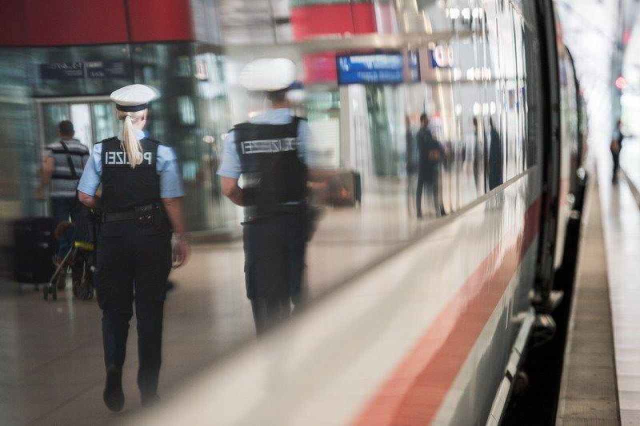 Bundespolizisten am Bahnsteig
