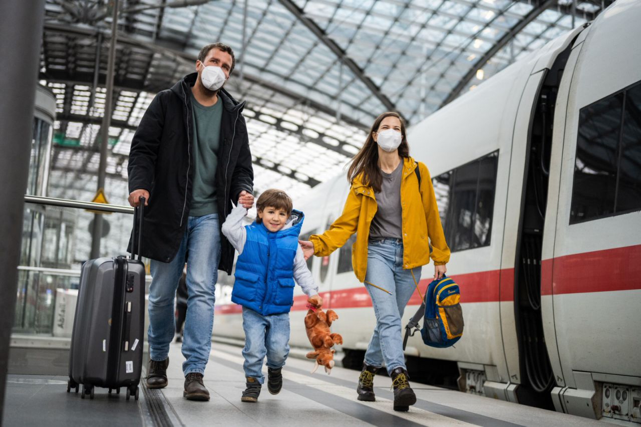 Eine Familie auf dem Bahnsteig