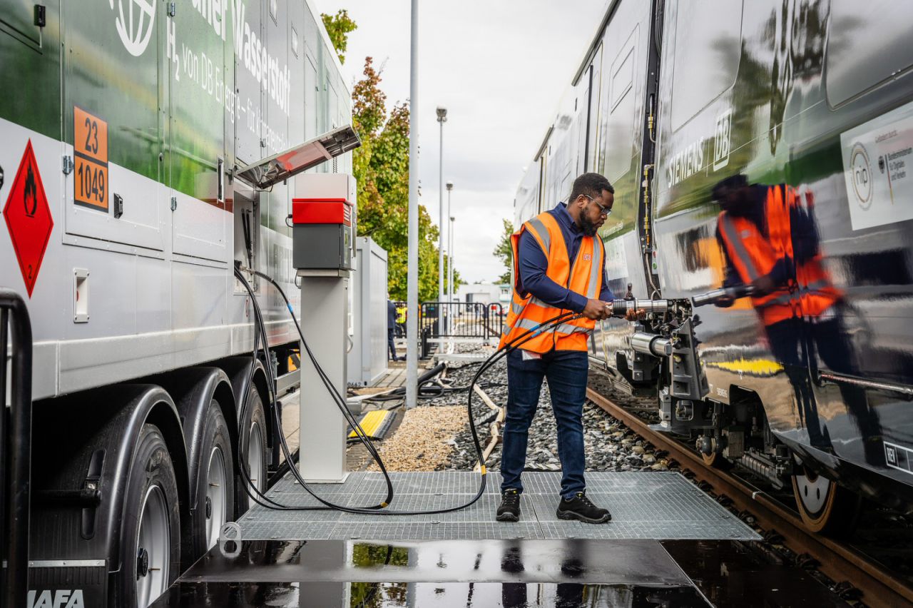 Deutsche Bahn und Siemens testen erstmals Wasserstoffzug und mobile Wasserstofftankstelle