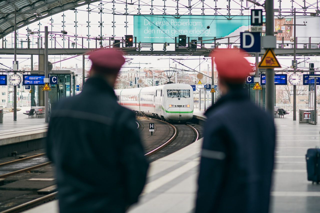 DB-Service-Mitarbeiter im Berliner Hauptbahnhof