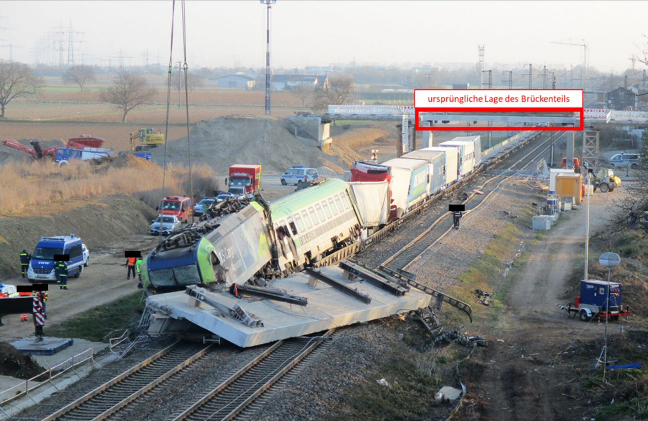 Kollision eines Güterzugs mit einem Brückenteil am 02.04.2020 bei Auggen (Baden-Württemberg)