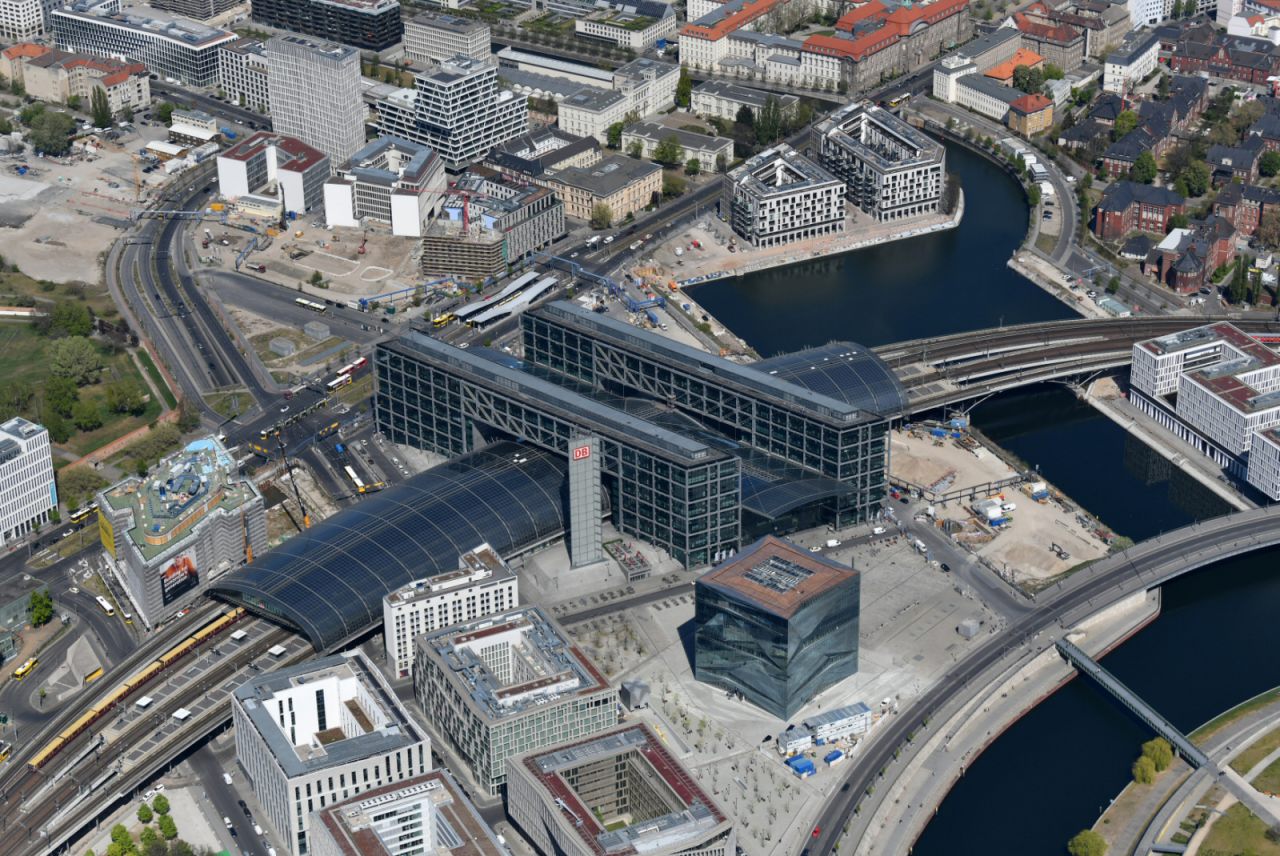 Berliner Hauptbahnhof aus der Luft gesehen