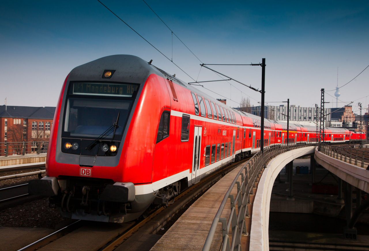 RE1 nach Magdeburg bei Einfahrt Berlin Hbf