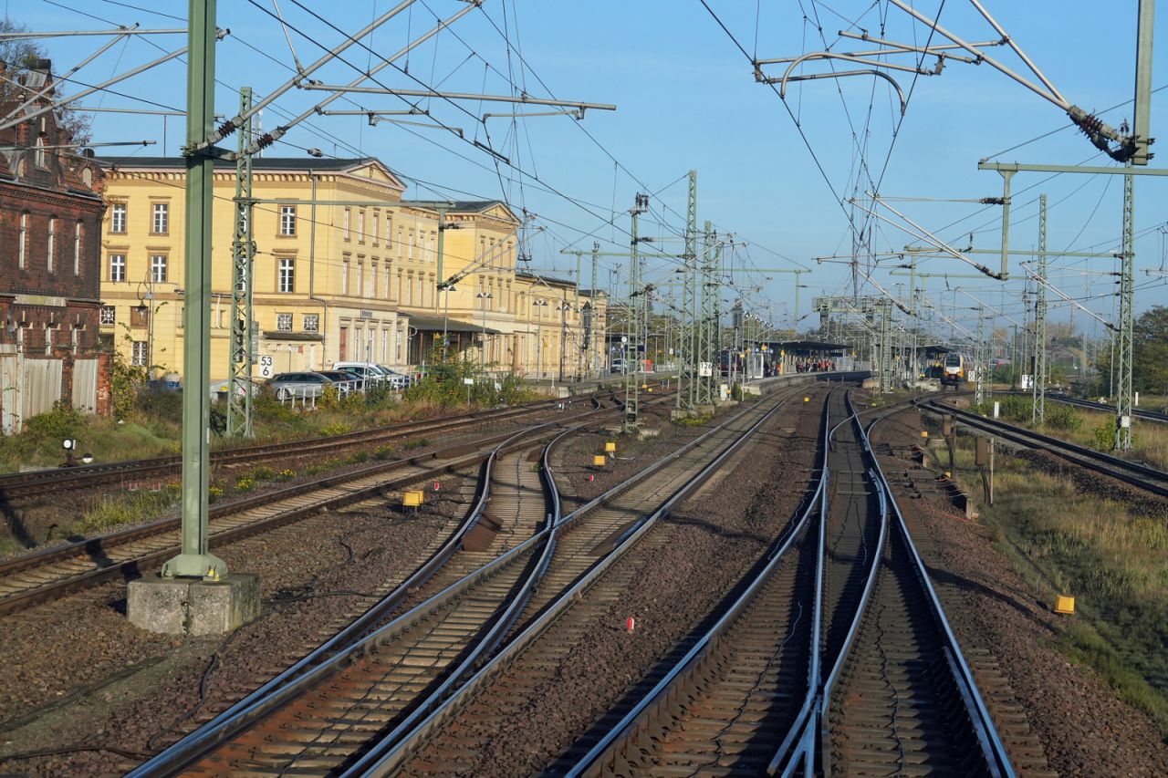 Blick aus dem Führerstand auf Bahninfrastruktur - Wittenberge