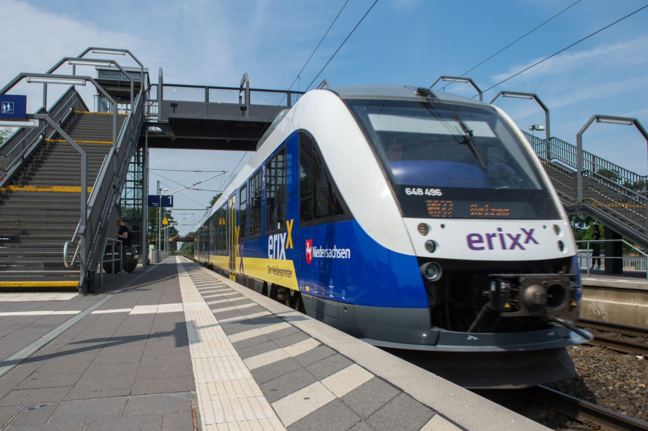 Der erixx auf der Strecke RB 37 am Bahnhof in Bremen-Mahndorf