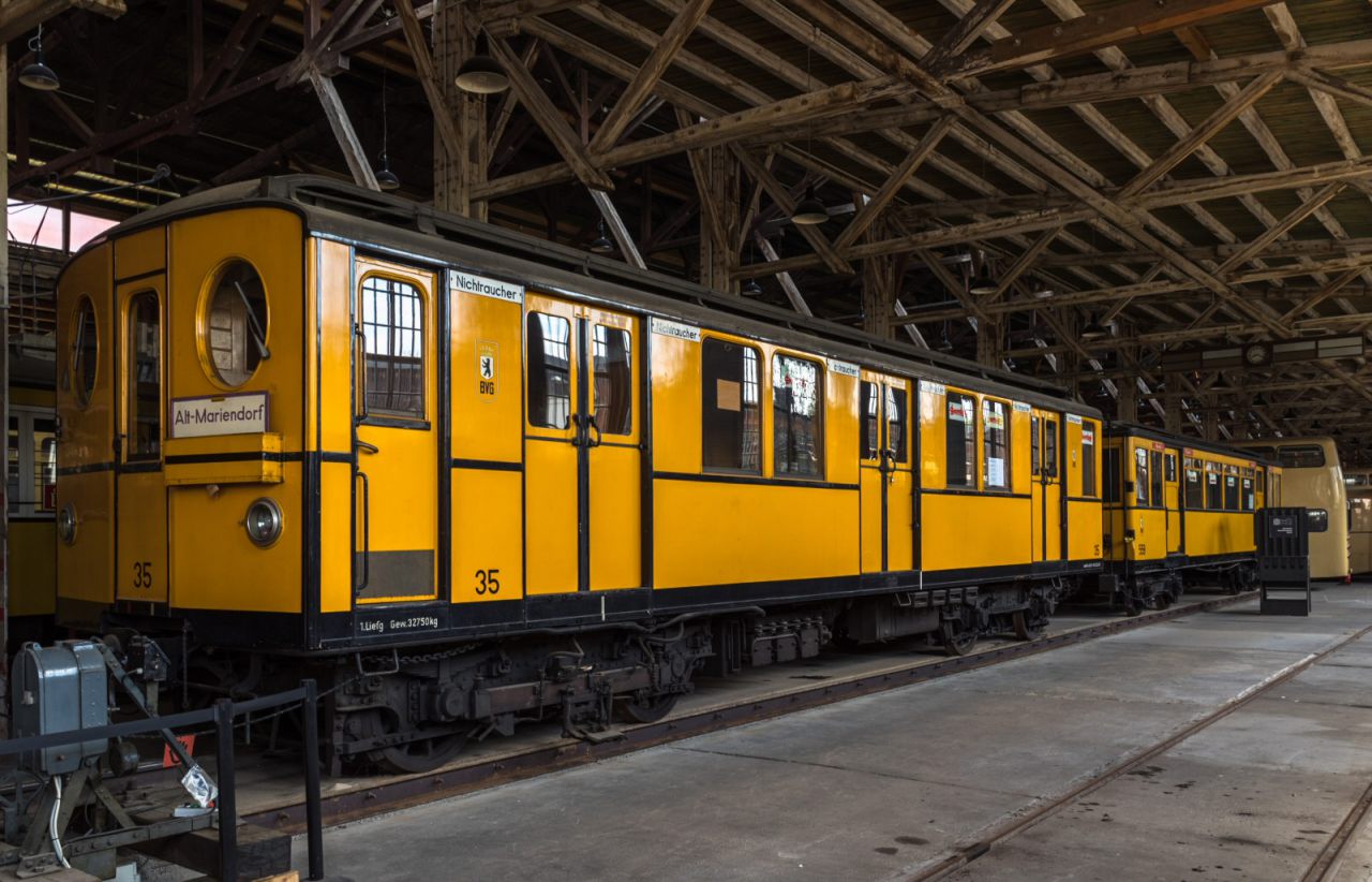 Ein historischer U-Bahn-Wagen in der Monumentenhalle