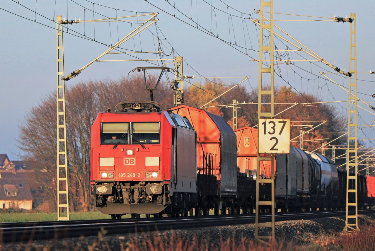 DB Cargo Güterzug mit Baureihe 185 unterwegs im Einzelwagenverkehr